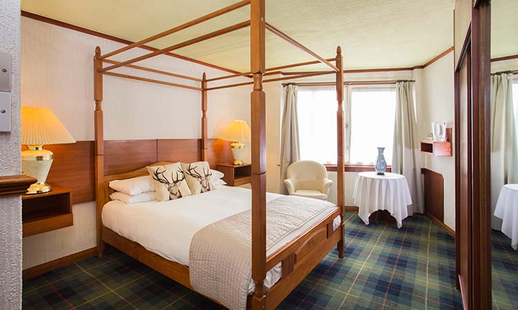 Loch-Ness-Lodge-Hotel-Accommodation-Four-Poster-Bed